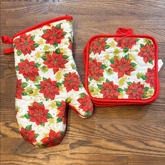 Festive Poinsettia Oven Mitt and Pot Holder six piece Set - Picture 1 of 10